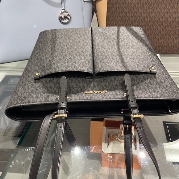MICHAEL KORS JET SET TRAVEL MEDIUM DOUBLE POCKET TOTE
BLACK SIGNATURE
NWT - Picture 5 of 16